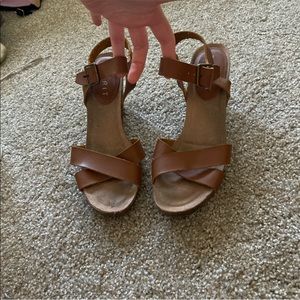 🎱Adorable tan wedges!